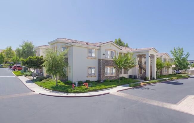 1 bed, 1 bath, 812 sqft, $2,165, Unit 1014