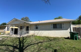 2 bedroom/1 bath available for IMMEDIATE MOVE IN! YARD MAINTENANCE INCLUDED!