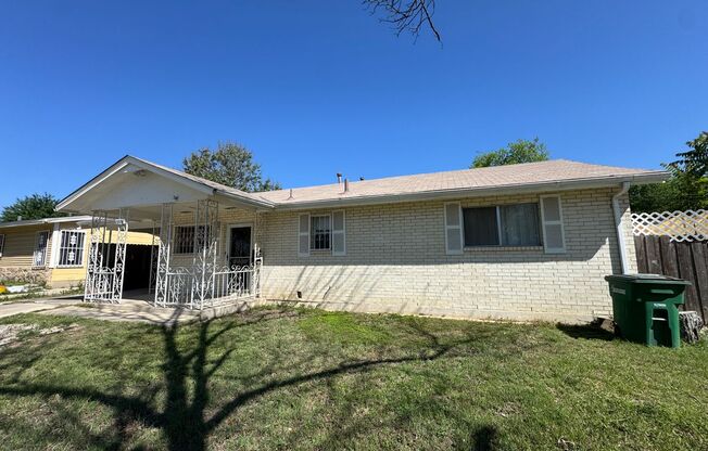 2 bedroom/1 bath available for IMMEDIATE MOVE IN! YARD MAINTENANCE INCLUDED!