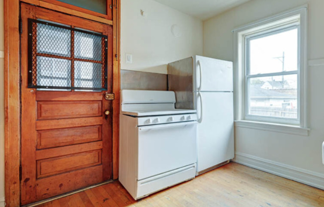 Walk to Hanson Park! Great location! 2457-2459 North Central!