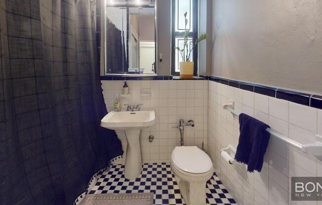163 W 17th St #2B