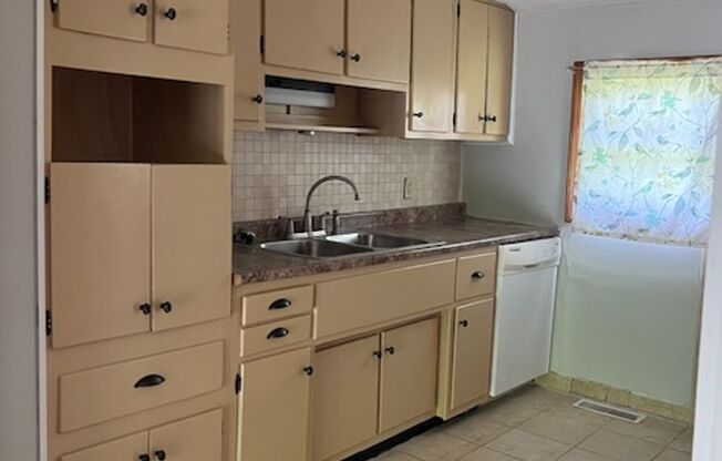 3 bedroom, 1 bath Home: Located in Ellettsville! REDUCED PRICE!