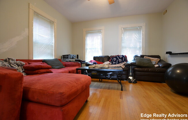 318 N HARVARD ST