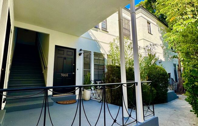 Sun-Filled 2-bed 1-bath Second Floor short stroll to Cedars-Sinai, Robertson Blvd, Beverly Center