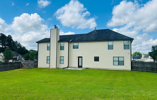 Welcome home to this stunning 5 bedroom 3 full bathroom home located in College Park! Must see!