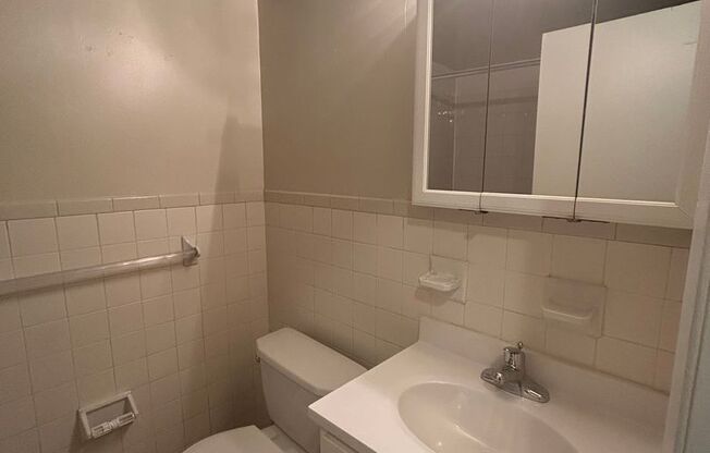 1 bed, 1 bath, 700 sqft, $1,300, Unit A205