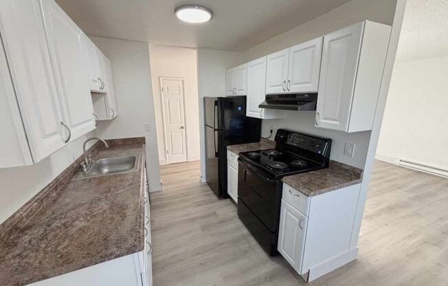3 beds, 1 bath, 800 sqft, $1,595, Unit 52