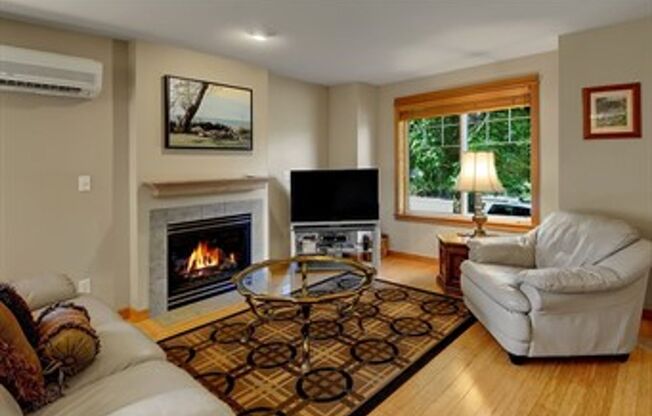 2-bedroom, 2.5-bathroom Licton Springs Townhome!