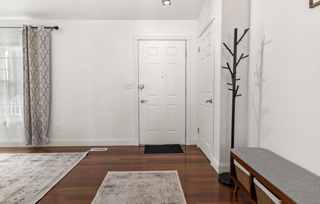 Furnished Rockrimmon 4-Bedroom with Mountain Views & D20 Schools