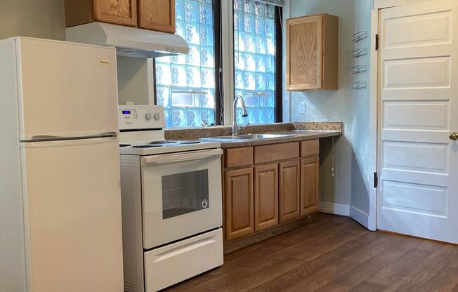 Studio, 1 bath, $695, Unit Unit #5