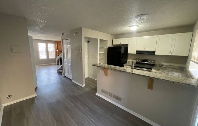 2 Bedroom 2 Bathroom Townhouse Near Quincy and Buckley!! **Special**