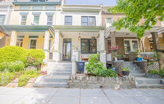 Lovely 2 BR/2 BA Townhome in Columbia Heights!