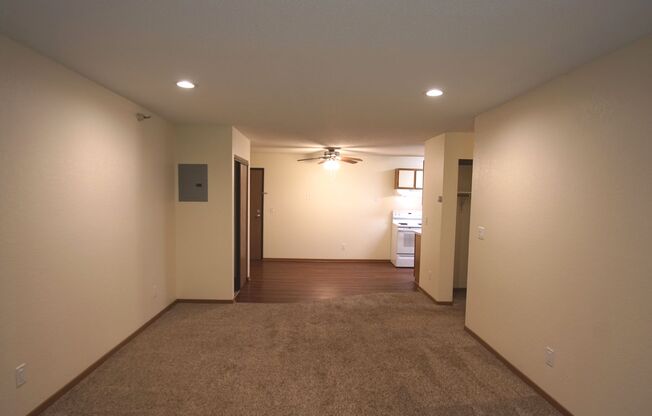 2 beds, 2 baths, 915 sqft, $1,650, Unit 212