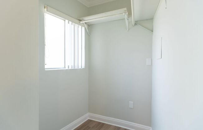 Studio, 1 bath, 350 sqft, $1,748, Unit 300