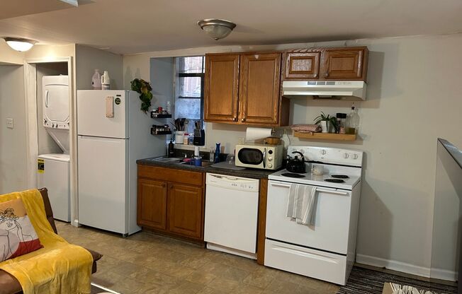 2 beds, 1 bath, $1,700, Unit B