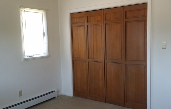 2 beds, 1 bath, $1,100, Unit B