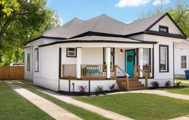 Historical Victorian Farmhouse minutes from Downtown, Lavaca, & Southtown