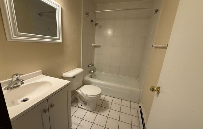2 beds, 1 bath, $1,425, Unit 106