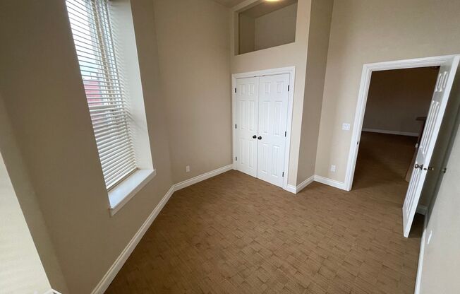 2 beds, 1 bath, 840 sqft, $1,300, Unit 204