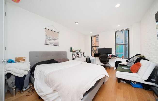 344 W 17 ST