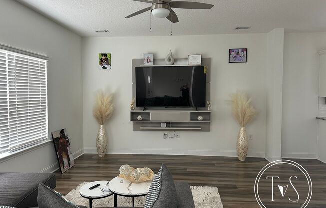 RATE DROP ALERT (was $2500/month) and FALL MOVE-IN SPECIAL: $1000 OFF 1ST MONTH'S RENT!*