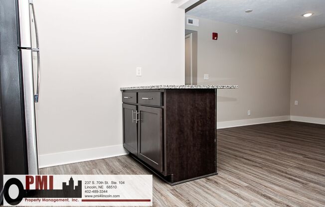2 beds, 1 bath, $1,000, Unit 4001 Holdrege St. #2