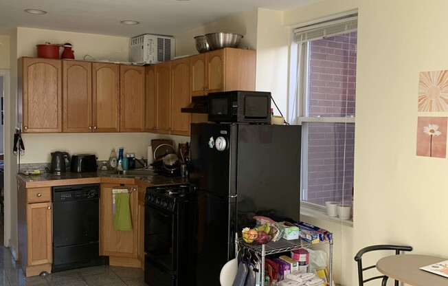 2 beds, 1 bath, $3,500, Unit 10