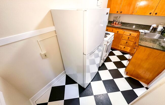 Studio, 1 bath, 365 sqft, $995, Unit 208