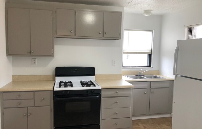 3 beds, 1 bath, $1,095, Unit 20B Freeport St.