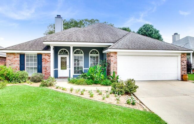 Beautiful 3 bedroom 2 bath home located in Broussard Estates!!