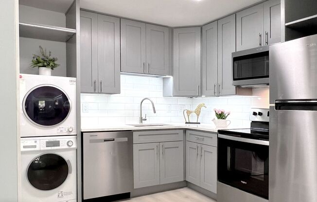 2 beds, 2 baths, 671 sqft, $1,600, Unit 215
