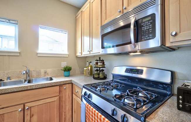 Washougal, WA Lookout at the Ridge Apartments staged kitchen featuring gas stove