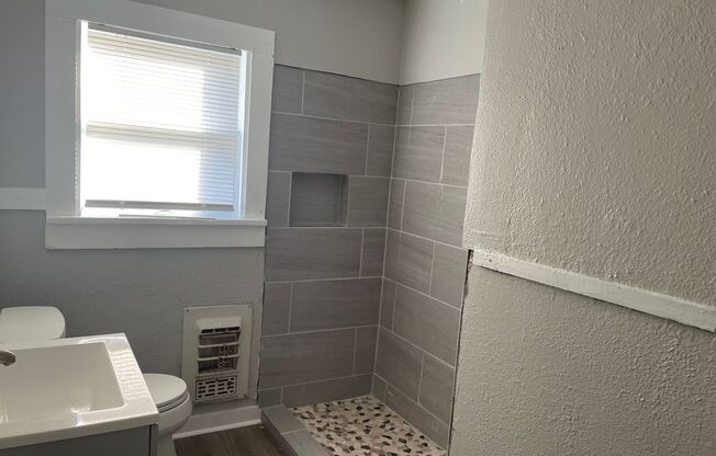 2 beds, 1 bath, $1,000, Unit 1309 Fifth St unit 1