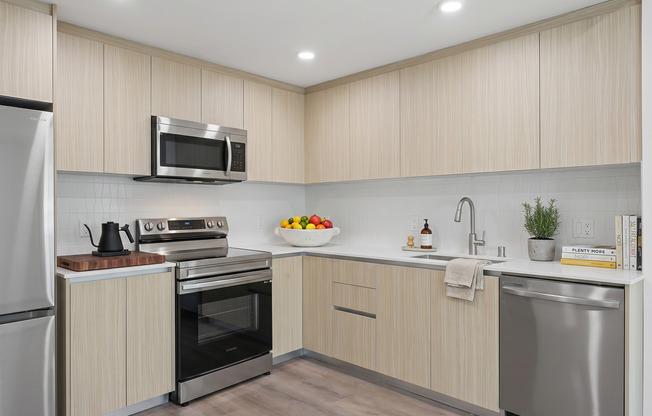 3 beds, 3 baths, 938 sqft, $3,395, Unit 208