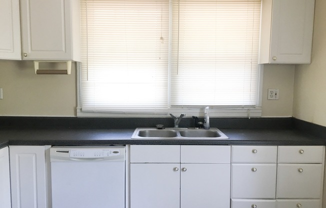 2 beds, 1 bath, $1,000, Unit B