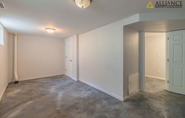 3 beds, 1 bath, 1,008 sqft, $1,140, Unit 02