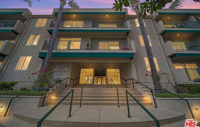 4501 CEDROS AVE