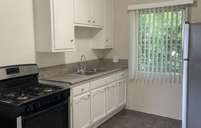 2 beds, 1 bath, 635 sqft, $1,993, Unit 01