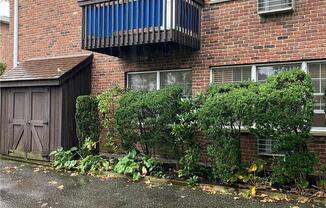 24 MANHASSET AVE