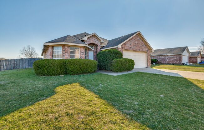 3 bed 2 bath open floor plan home in Desoto ISD!