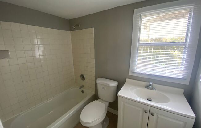 Studio, 1 bath, 380 sqft, $695, Unit 610 Edgewood Avenue B