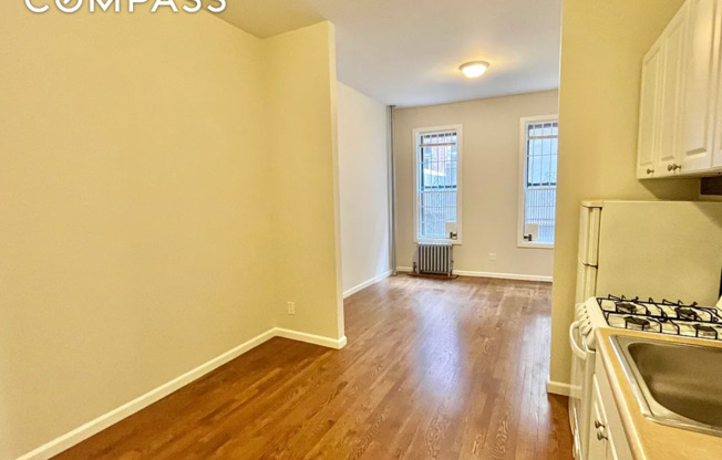 54 E 7 ST