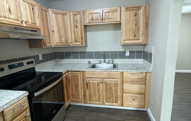 2 beds, 1 bath, 706 sqft, $1,300, Unit Coll140