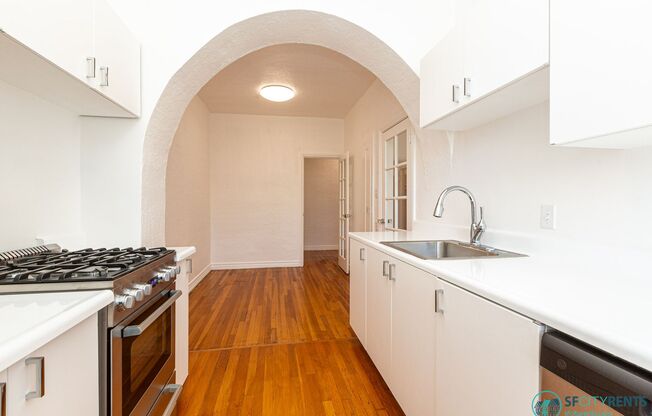 Pacific Heights: Remodeled Massive 1 Bedroom Apartment w/ View & Laundry Onsite near Polk/Fillmore/Union Streets