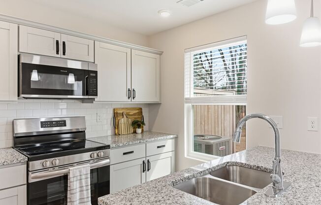 Beautiful 3 Bedroom 2.5 Bath Townhome in East Main Meadows