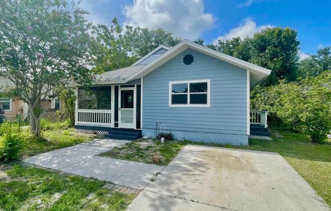Spacious 4 Bedroom 2 Bathroom Single Family House in Sarasota