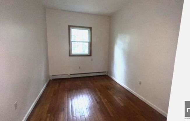 3 beds, 1 bath, $3,600, Unit 3