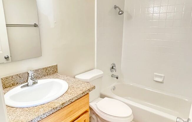 2 beds, 1 bath, $2,000, Unit 14