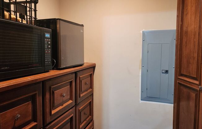 Fully Furnished! Charming 1BED/1BATH private space located in the desirable North Scottsdale !