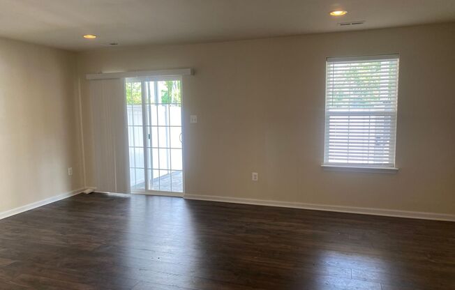 Spacious 3 Bedroom Townhouse in Hanover!